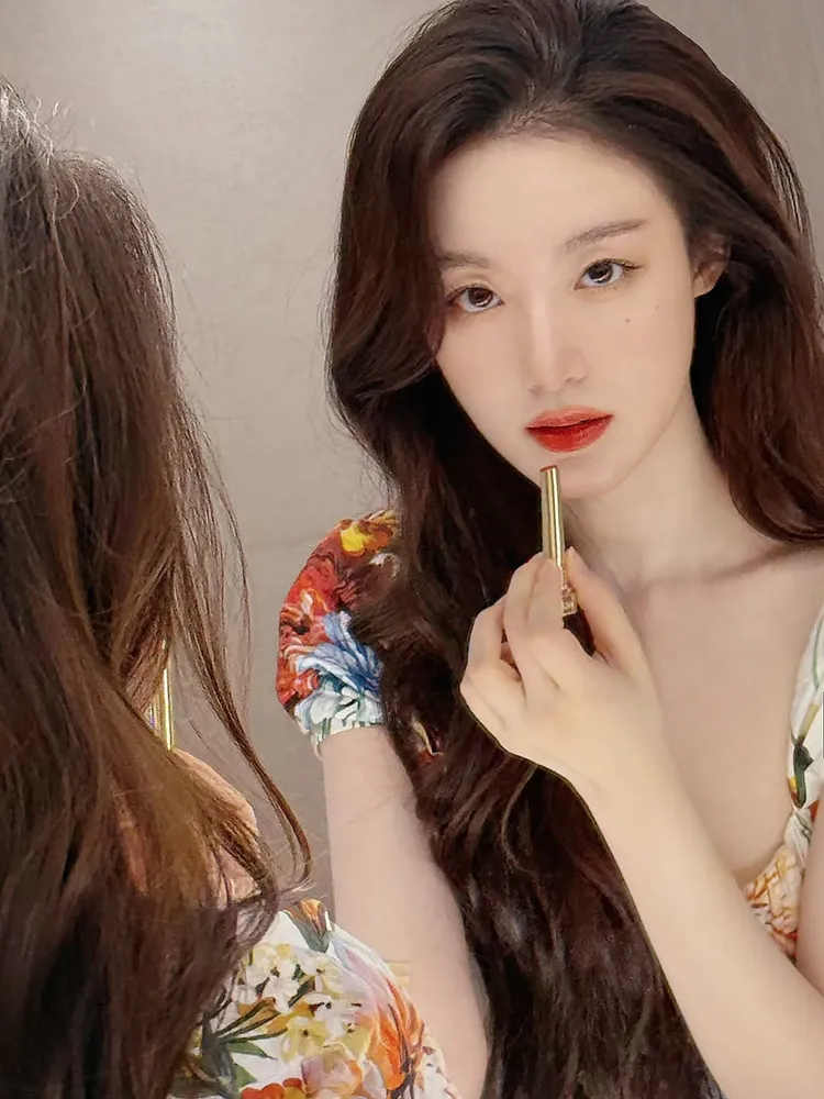 葉舒華演繹Dolce & Gabbana唯我水感奢光唇膏#333。翻攝IG