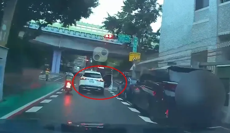 秦男與副駕當街換座位被警方抓包。警方提供