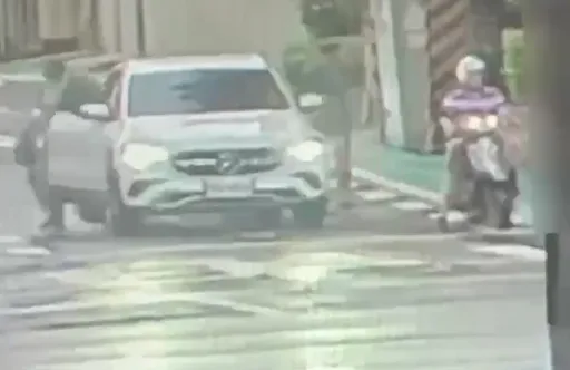 賓士男路邊見警「急換車座位」 當場被抓包酒駕送辦