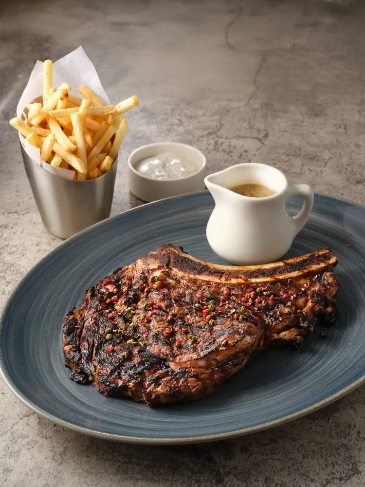 18oz.帶骨肋眼大份量滿足肉控。業者提供