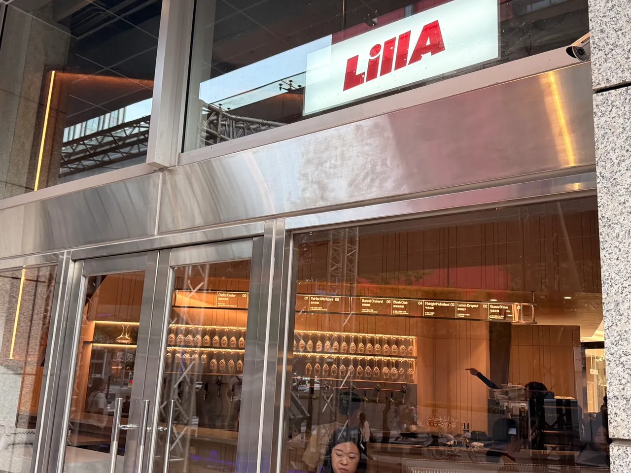 LillA选择在信义区新地标Dream Plaza重回市场,位于商场1楼拥有面对兴雅路的独立出入口。陈扬盛摄