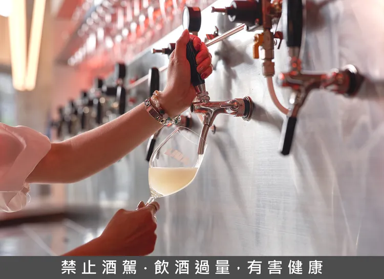 LillA拉長營業時間至凌晨12點，週五週六更到凌晨2點，同步開闢立飲區域。業者提供