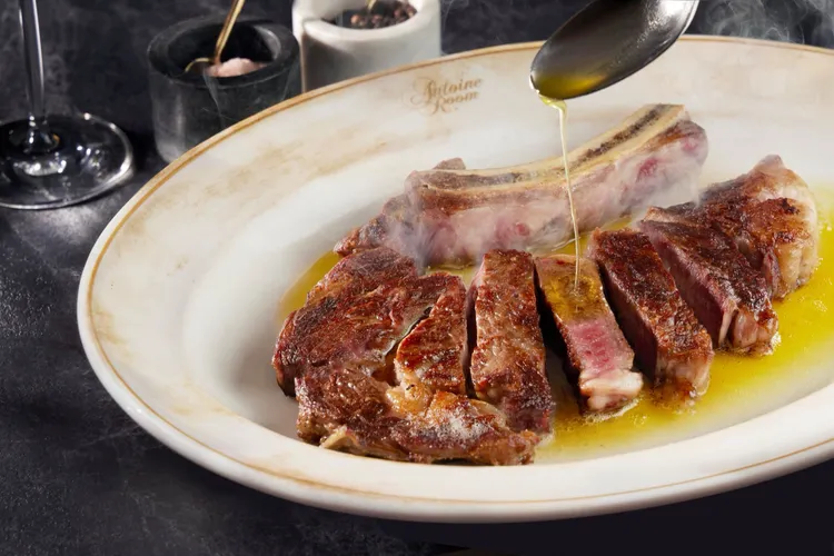 「油淋風味牛排 」須經850度高溫炙烤後，置於230度燒燙瓷盤，再於桌邊灑上白蘭地炙燒增添香氣。台北喜來登提供