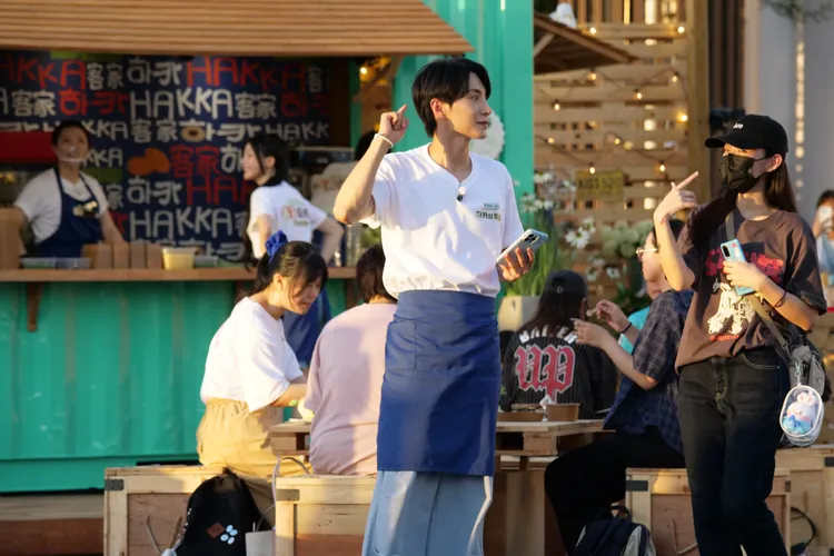 利特（中）展現親民魅力，寵粉無限。客家電視台提供