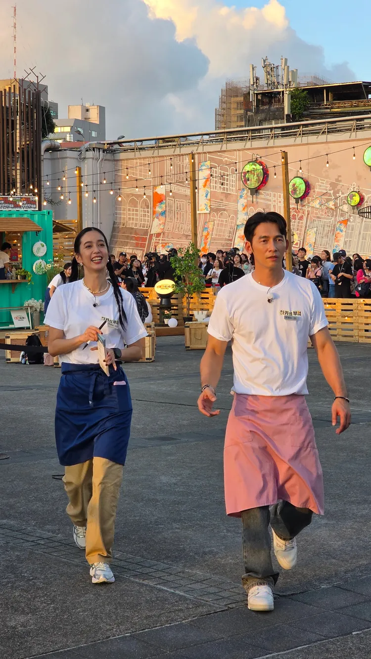 温昇豪（右）與陳庭妮熱情招呼客人。客家電視台提供