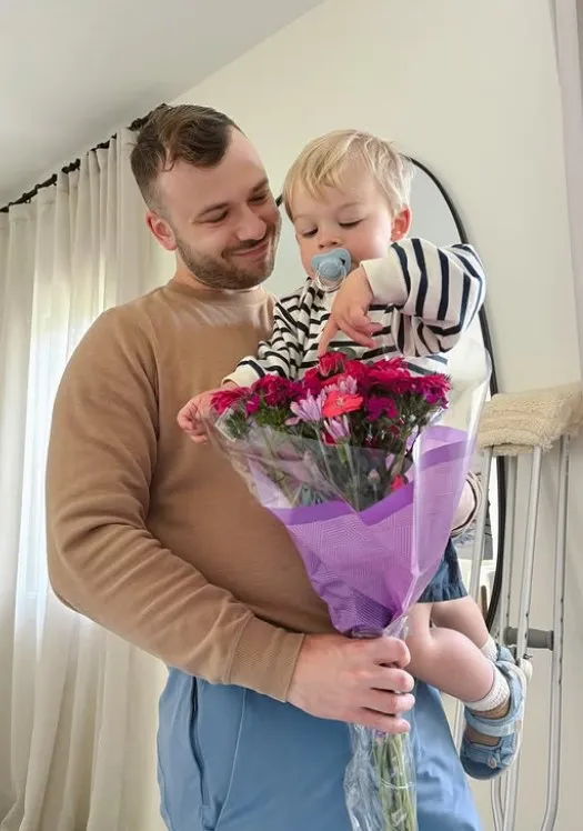Adam守護老婆同時,也忙著照顧兒子。翻攝莫彩曦IG
