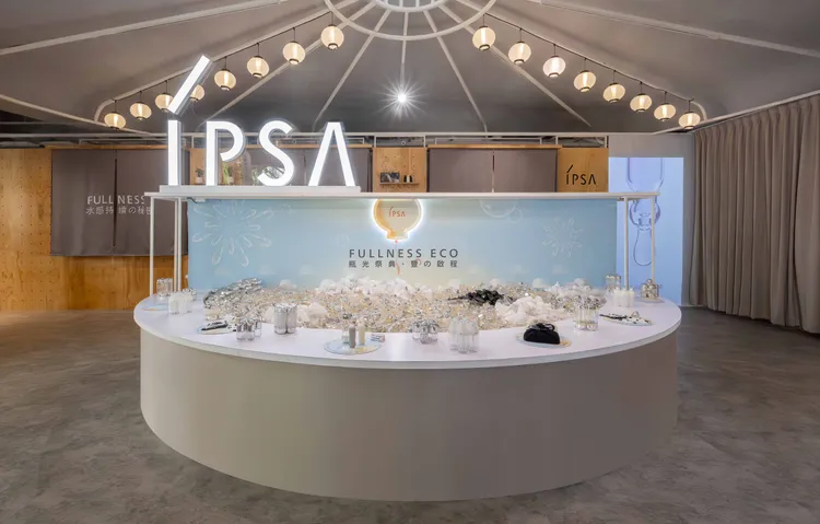 IPSA在台北松山文創園區男澡堂，打造以「瓶光祭典」為主題的快閃店。品牌提供