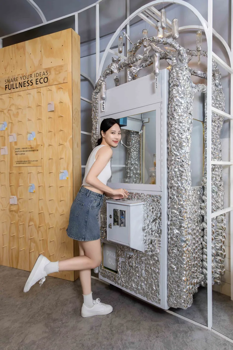 品牌與大專院校共同打造空瓶再製夾娃娃機。品牌提供