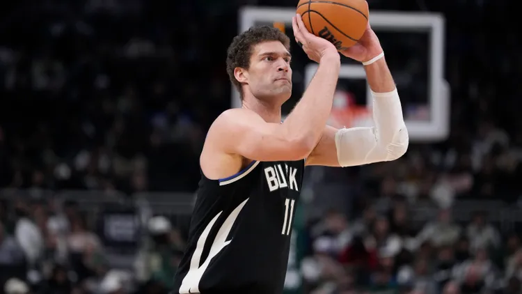 羅培茲（Brook Lopez）被認為可以和主力中鋒祖巴克相互搭配。美聯社