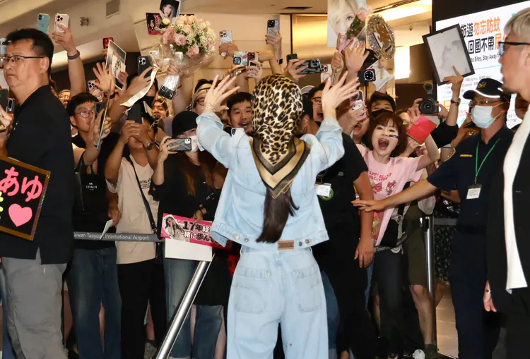 濱崎步轉身向粉絲揮手，令粉絲為之瘋狂。莊宗達攝