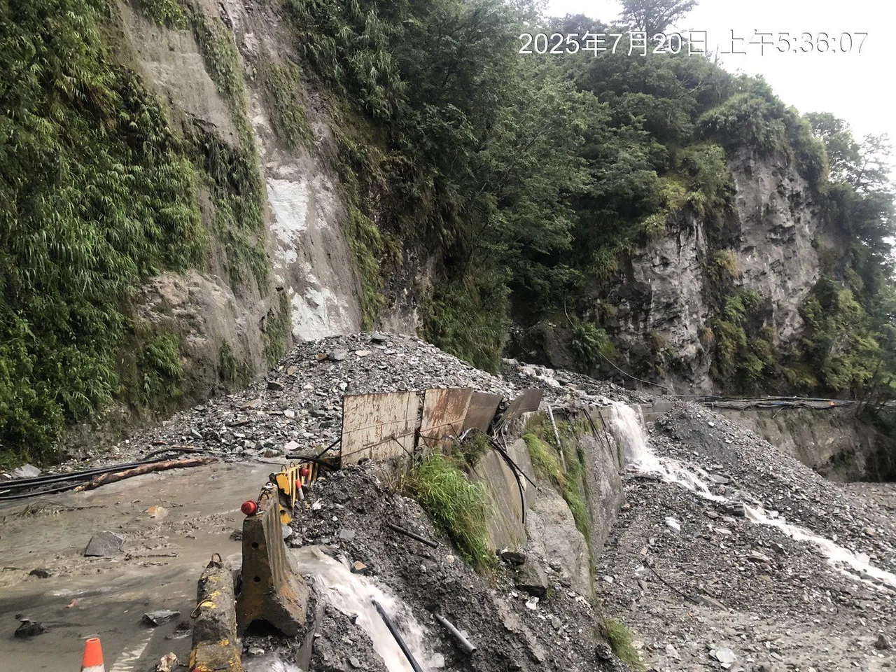 南横公路发生落石坍方灾情。关山工务段提供