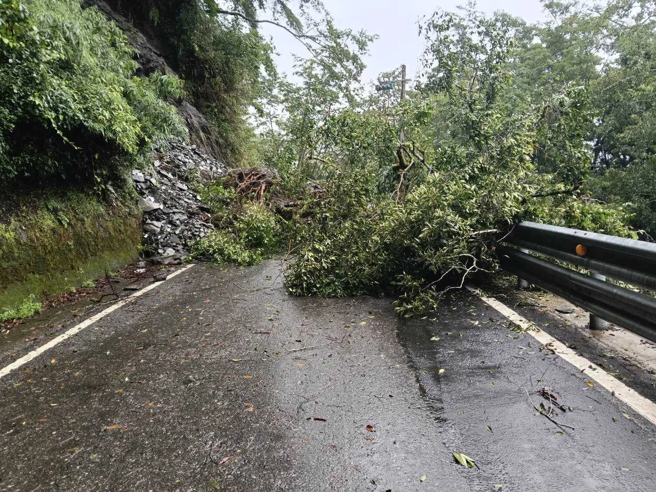 南横公路道路阻断封闭中。关山工务段提供