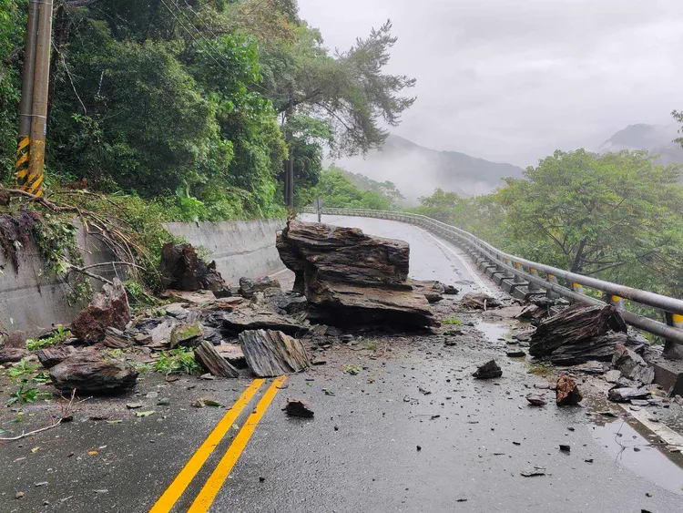 南橫公路發生落石坍方災情。關山工務段提供