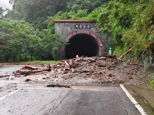 薇帕颱風強降雨致災 台東南橫公路落石坍方上午8時起封閉預計下午5時搶通