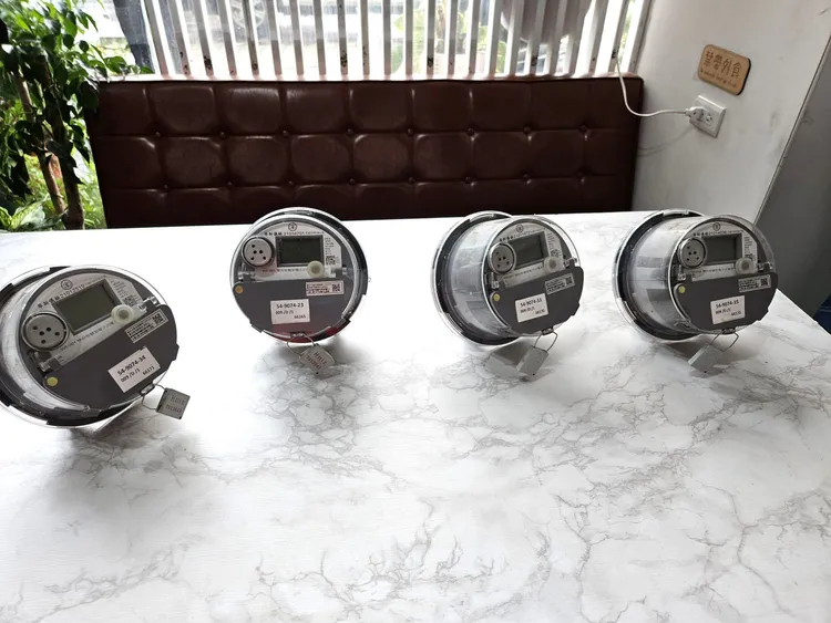 台電人員執行斷電後拆卸電表。觀光局提供