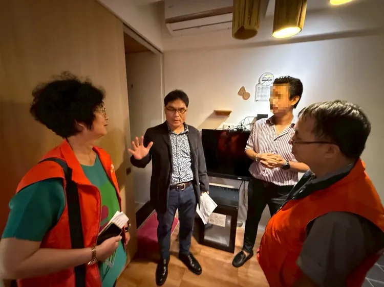 觀光局副局長孫春良向非法業者說明違規情形。觀光局提供