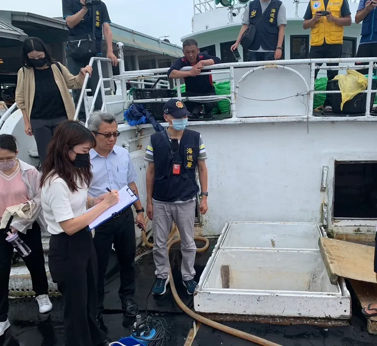 主任檢察官蔡佰達（左三）、檢察官黃筱真（左二）指揮專案小組勘察漁船。屏檢提供