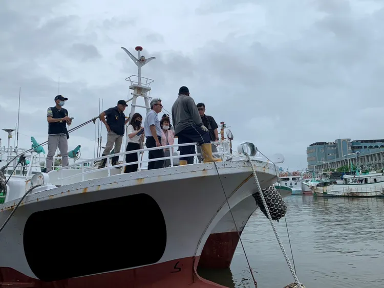 主任檢察官蔡佰達（左四）、檢察官黃筱真（左三）向印尼籍漁工確認捕獵海豚情形。屏檢提供