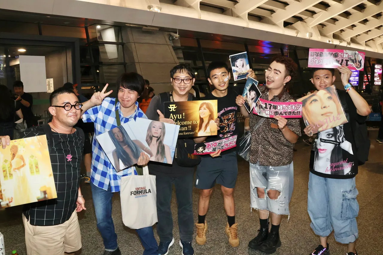 滨崎步的死忠粉丝追了10多年,等了6个多小时,终于接到天后。庄宗达摄