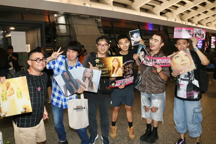 濱崎步的死忠粉絲追了10多年，等了6個多小時，終於接到天后。莊宗達攝