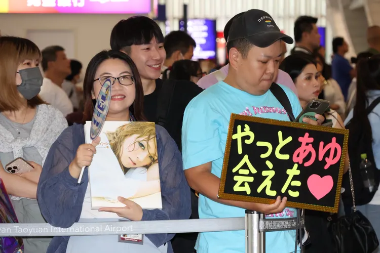 有粉絲拿著「終於見到ayu」的牌子。莊宗達攝