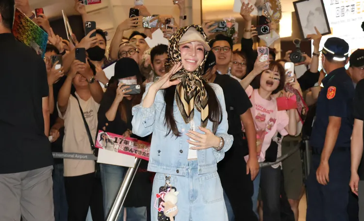 濱崎步臉上掛滿笑容揮手致意。莊宗達攝