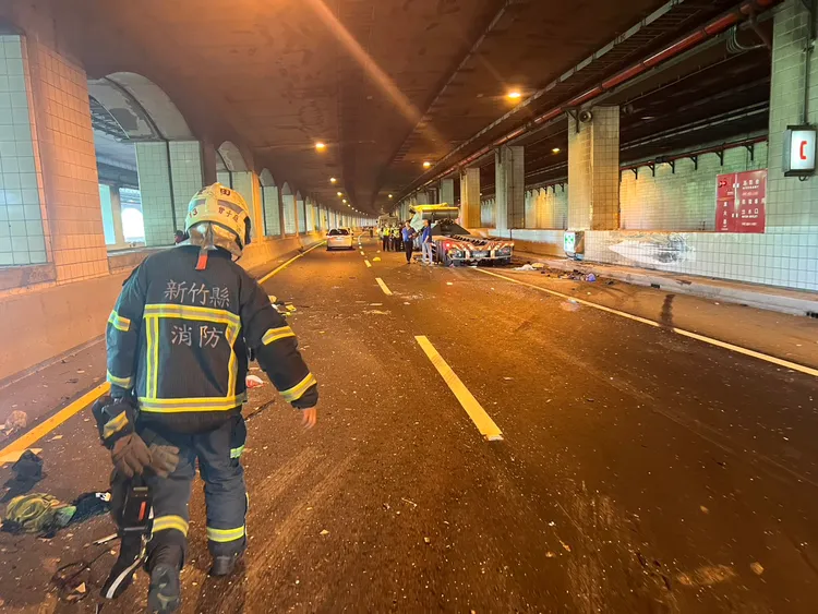 新竹鳳鼻隧道今早發生死亡車禍，53歲聯結車駕駛受困身亡。翻攝畫面