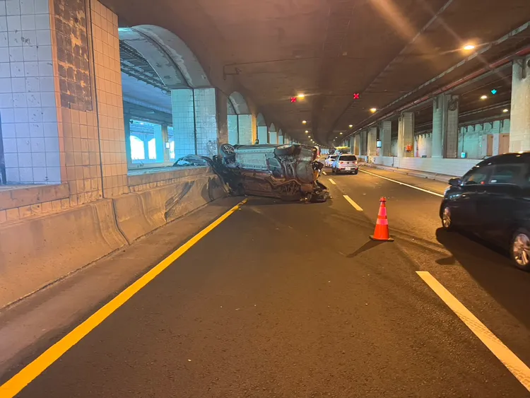 新竹鳳鼻隧道今早發生死亡車禍，73歲汽車駕駛輕傷送醫。翻攝畫面