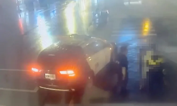 警方帶回涉嫌縱火的胡男。翻攝畫面