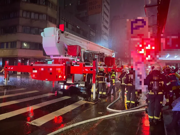 消防人員疏散住戶。翻攝畫面