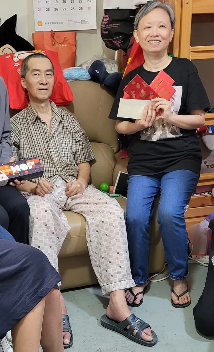 吳博君夫婦在2023年中秋節接受慈善團體慰問。翻攝莒光文化服務基金臉書