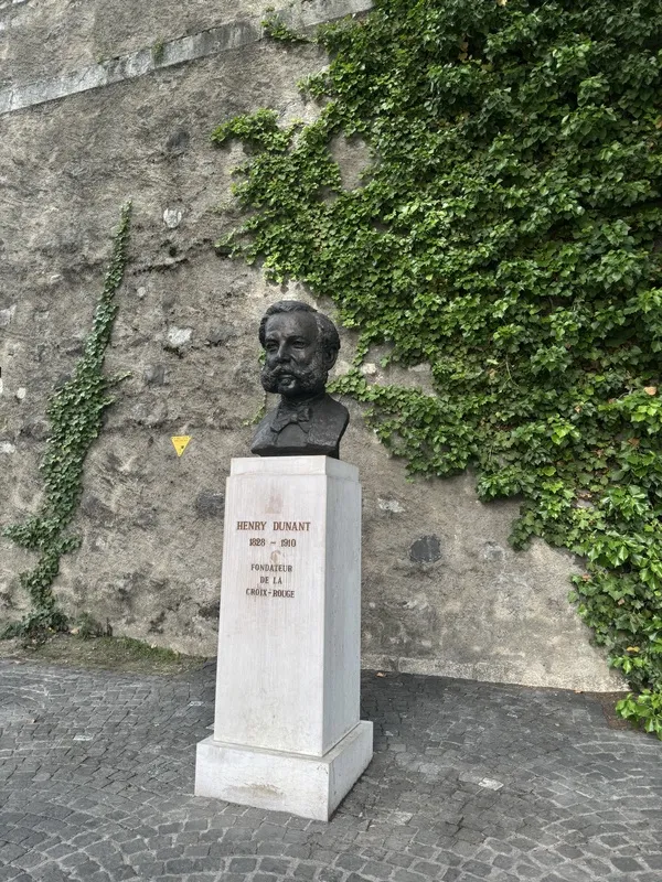 亨利杜南（Henri Dunant）是瑞士商人和人道主義者，1863年成立了救援傷兵國際組織。他以人道精神發期救援戰爭裡的婦女、孩童與傷兵的紅十字運動，後人尊稱他為「紅十字會之父」。國際紅十字總會的會址也設於瑞士日內瓦。 中央社