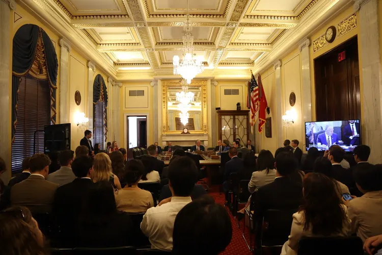 美國國會及行政部門中國問題委員會23日舉行「與台灣同一陣線：反制中國政治戰與跨國鎮壓」聽證會，聽證室一度坐滿幕僚及民眾。中央社