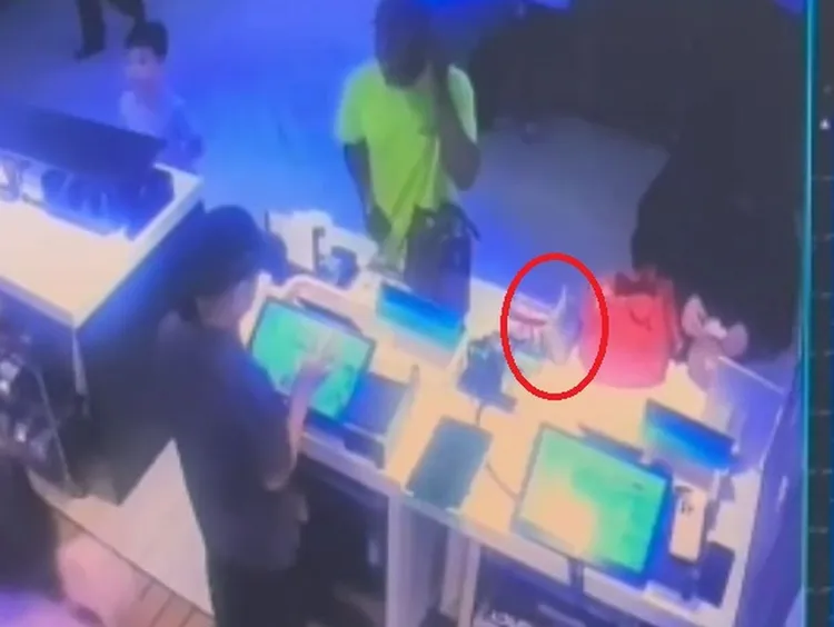 陳姓女導遊在麥當勞結帳時，將銀色包包遺落在櫃檯。民眾提供