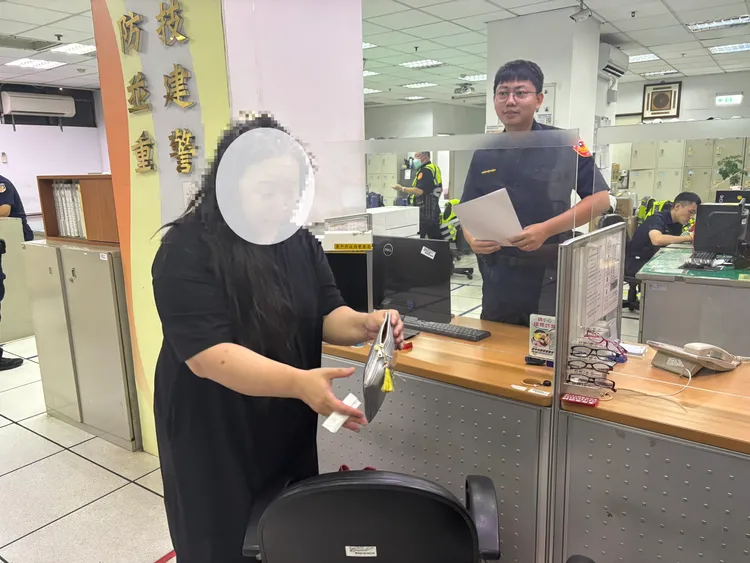 陳姓女導遊接獲通知到派出所領回包包。民眾提供