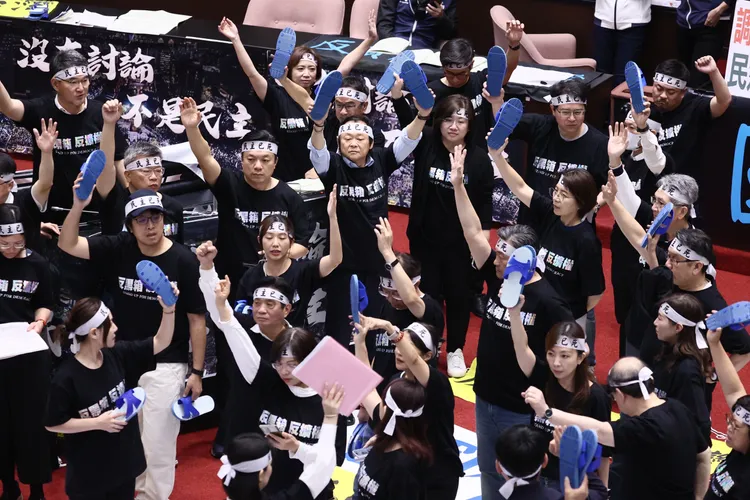 至少得罷免掉12席藍委，民進黨現有的51席立委才能取得國會多數。彭欣偉攝