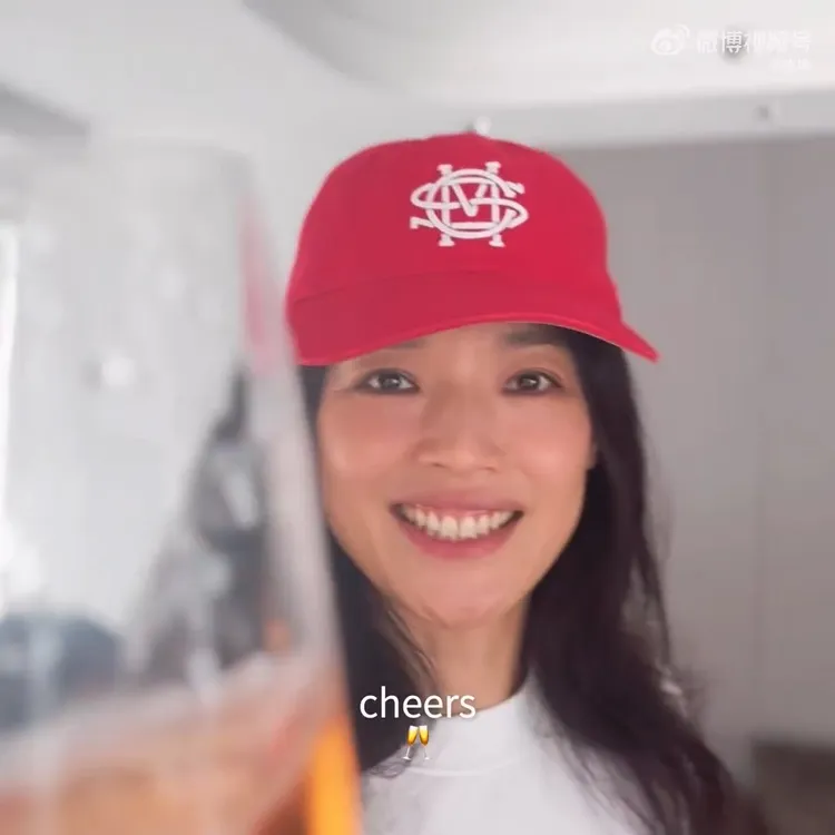 舒淇開心乾杯。翻攝陳坤微博