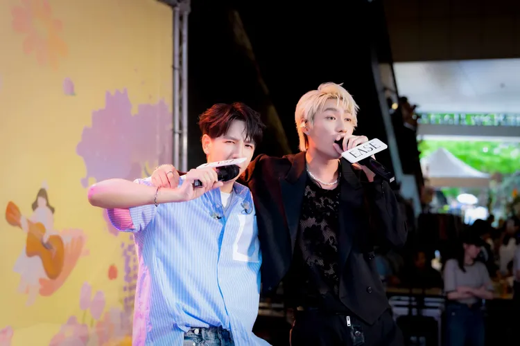 薛恩（右）與詹仕偉久違合體演出。Ease香氛提供