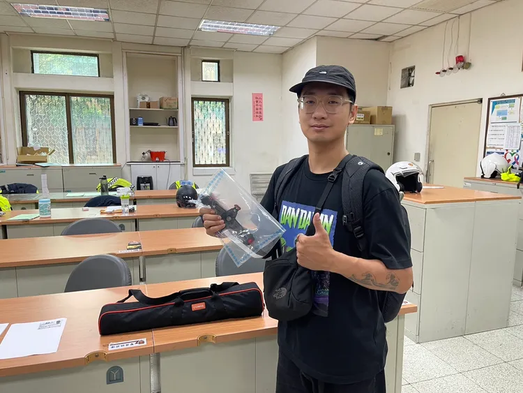 民眾報案後順利找回手機架。警方提供