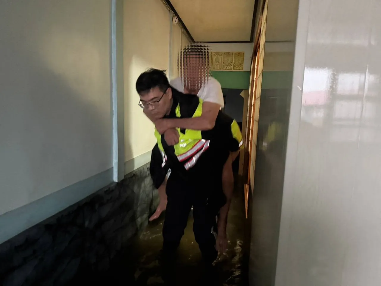白河警方协助民协助民众疏散。翻摄画面