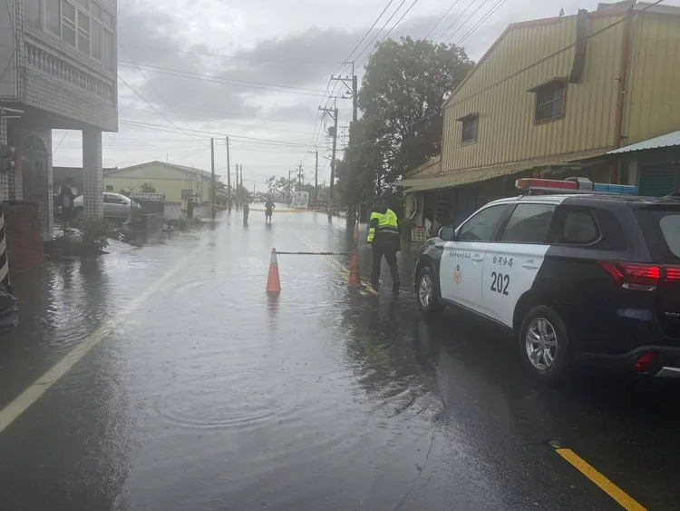警方封鎖淹水路段。翻攝畫面