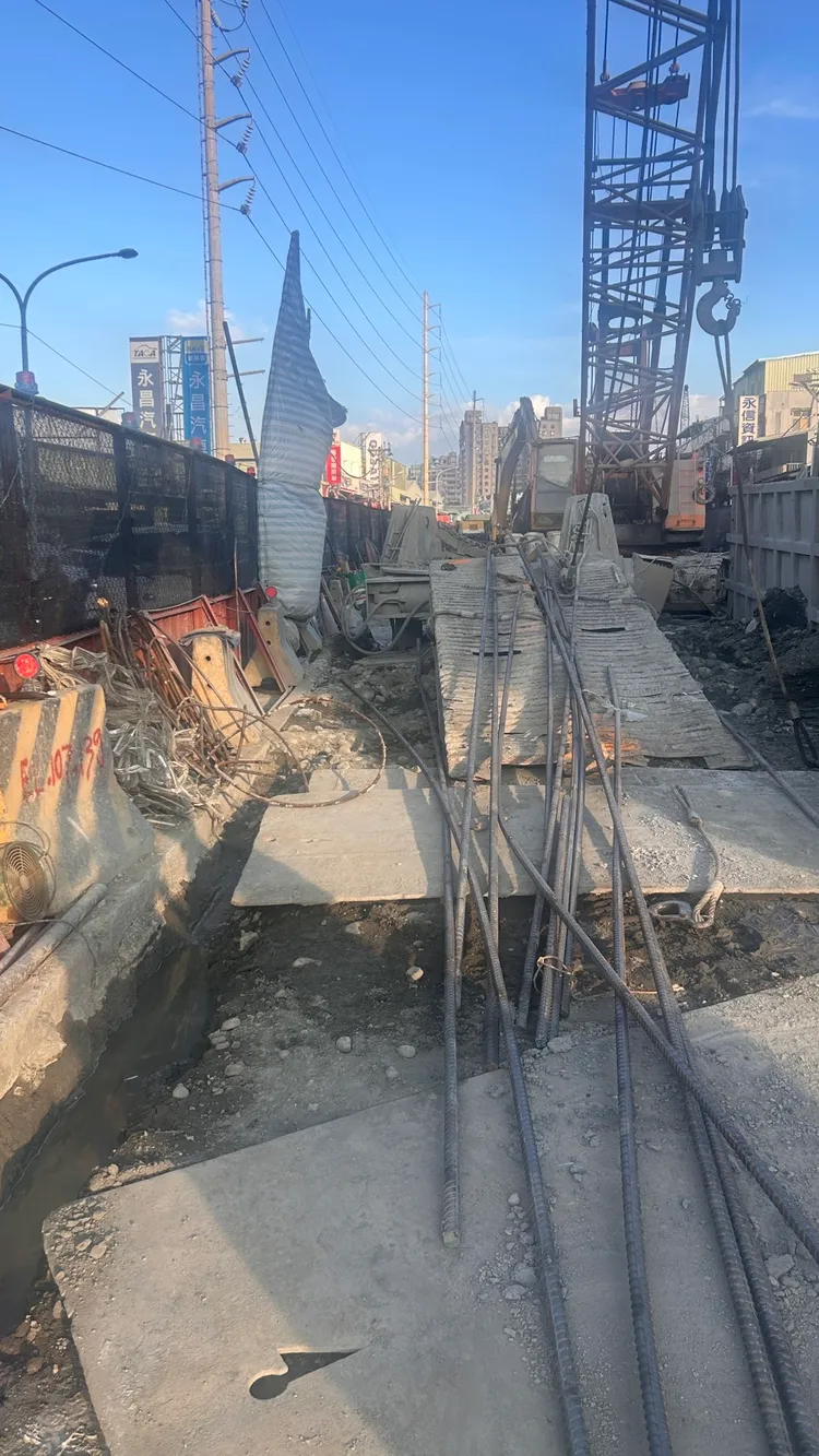 捷運工程吊臂作業疑似操作不慎，導致大型鐵條自高處倒塌落入車道，導致車禍意外。翻攝畫面