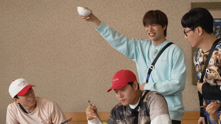 KAI（右二）拿到殘餘的炸醬碗相當開興，一點都沒有偶像的包袱。中天綜合台提供