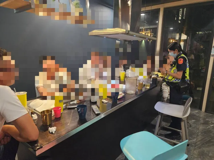 8男女昨晚在小琉球民宿內拉K，被屏東警方逮獲。翻攝畫面