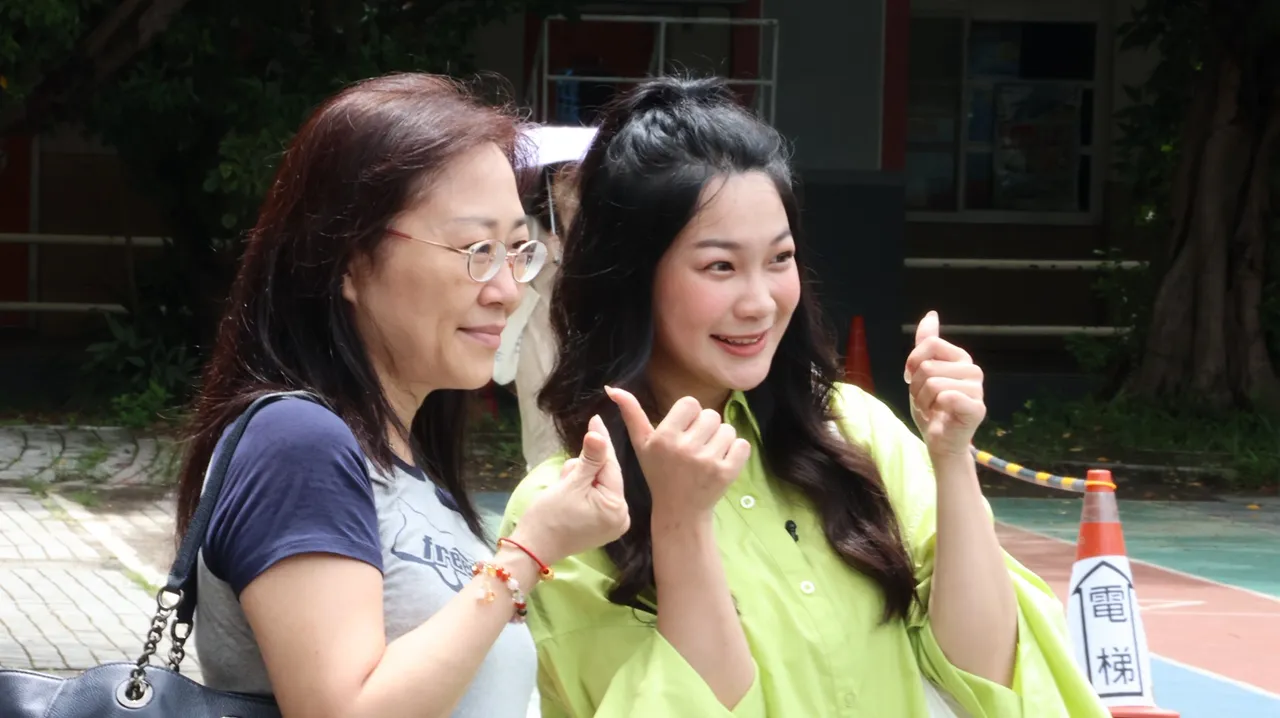 有支持民众前来与阿美合影。记者叶家玮摄