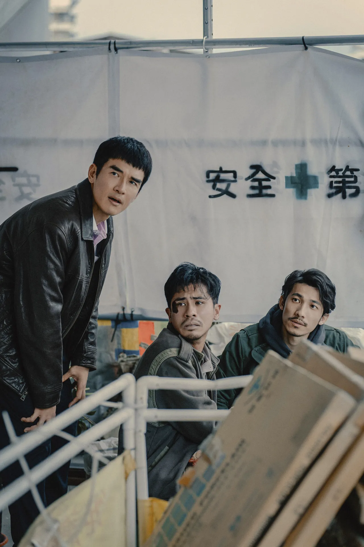 楊一展(左)協助安排連炳發(右)為失聯移工進行醫療行為。公視、中華電信、瀚草文創提供