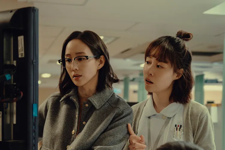 張鈞甯與蔡亘晏戲裡是「最美醫護拍檔」。公視、中華電信、瀚草文創提供