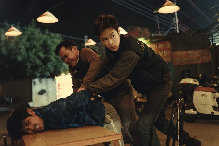 外事警察夏騰宏（右）調查與失聯移工有關的案件。公視、中華電信、瀚草文創提供