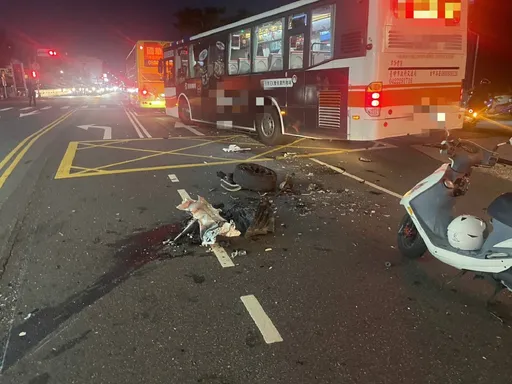 轎車綠燈不走被按喇叭 下一秒竟暴衝逆撞公車釀1傷