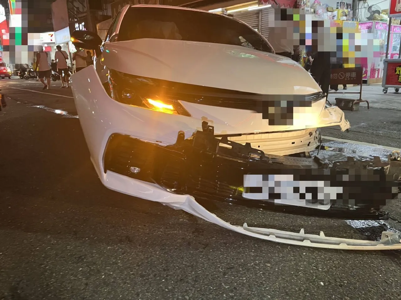 肇事自小客車車頭嚴重受損。民眾提供